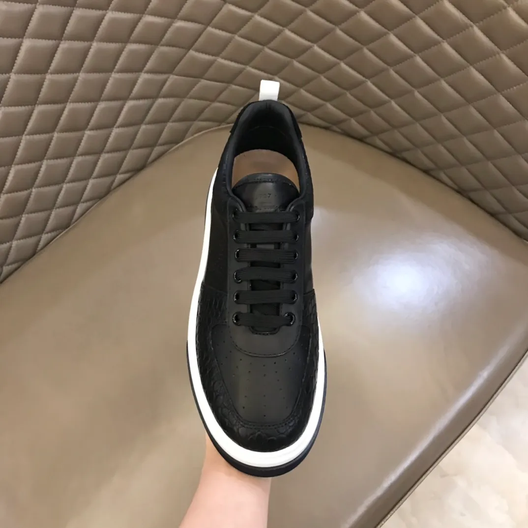p420 "Salvatore Ferraga**" men's low-cut fashion sneakers. This casual shoe has a novel structure and is made of soft calfskin. The contrasting color elements on the upper highlight the bold and avant-garde atmosphere. The first-layer cowhide lining is high-end and comfortable. Energetic and fresh, these shoes can be worn with casual looks or add a touch of street style to elegant trousers.  Size: 38-44